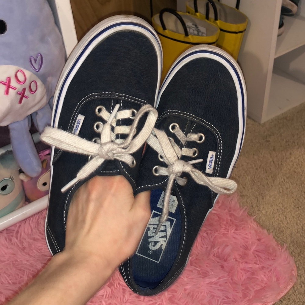 Navy blue low top vans